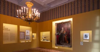 Salle d’exposition où est présenté le grand tableau de Charles-Philippe de France, comte d’Artois (1757-1836), par Antoine-François Callet, vers 1779, musée national des châteaux de Versailles et de Trianon. Le comte d’Artois est ici vêtu du costume de l’ordre du Saint-Esprit. © EPV / Thomas Garnier