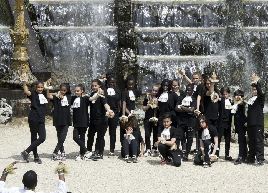 danseurs devant une fontaine