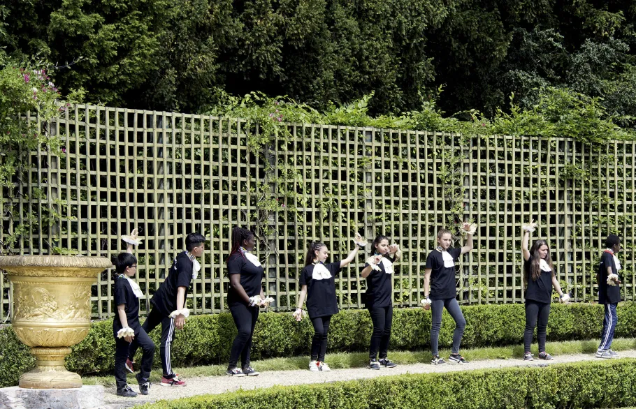 danseurs dans les jardins de versailles